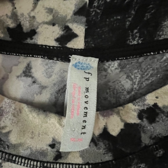 Free People Movement Idris Floral Mesh Crop Top Mock Neck Size Medium EUC - Picture 4 of 7